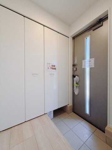 【新築戸建】邑楽町鶉第7の玄関|■玄関｜家族みんなの靴が丸々しまえます♪これからお子様が大きくなっても安心ですね。靴をしまって、すっきりとした玄関で開放感も味わえます。
