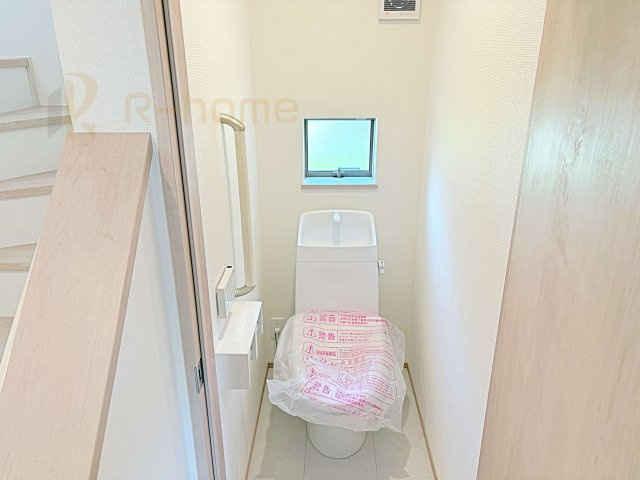 石岡市石岡　新築戸建て　1号棟のトイレ|温水洗浄便座付きのトイレ。
トイレが２ヵ所設置で朝の忙しい時間でも安心です。