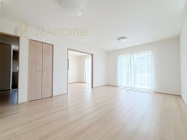 石岡市石岡　新築戸建て　1号棟の居間・リビング|開放感のあるリビングには収納スペースもあり、ゆったりした空間を保てます♪