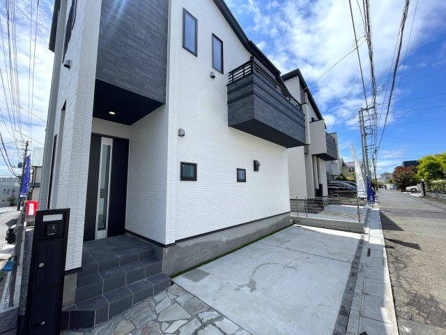 駐車場２台分ある敷地。全３棟の今回ご紹介は角部屋です！ちょっとした小庭があるのも嬉しきポイント！陽当たりも良好な文句なし『港北区下田町３丁目』新築戸建