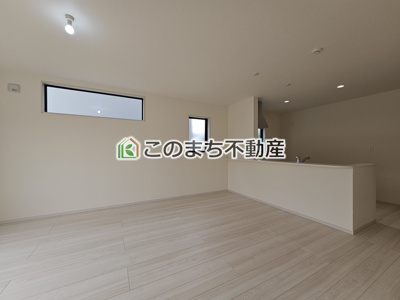 【居間・リビング】 | Livele Garden.S　加須市三俣1丁目　1号棟 | 同社施工物件写真。※建具やフローリング、その他仕様が異なる場合がございます。