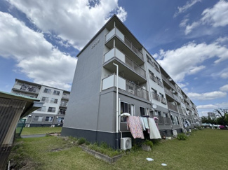 【外観】 | 相武台団地2209号棟 | 棟と棟の間に距離がありますので、陽当たりが良く気持ちよく生活することができます。