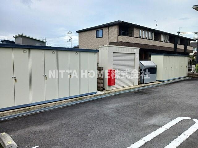 レイラ　堀のエントランス|外部物置を利用することができます☆