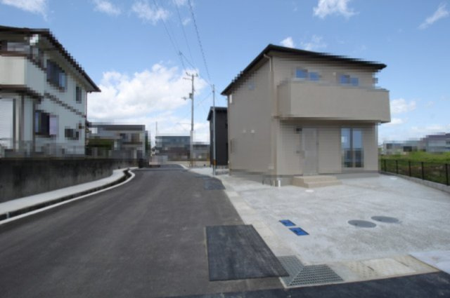 南国市大そね　2号棟　サウナ室付き　新築戸建　（全2区画）　の前面道路含む現地写真|公道に接道