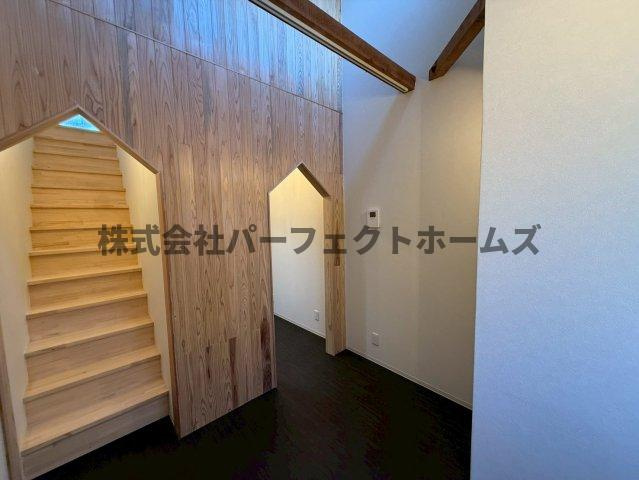 長尾元町6丁目テラスハウス　賃貸の内装|明るい室内です