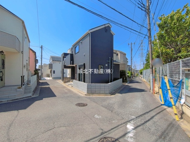 練馬区東大泉7丁目 限定1棟の前面道路含む現地写真|南側約4.0道路に面しており東側もやく4.0通路に面していて角地のような開放感ある立地です