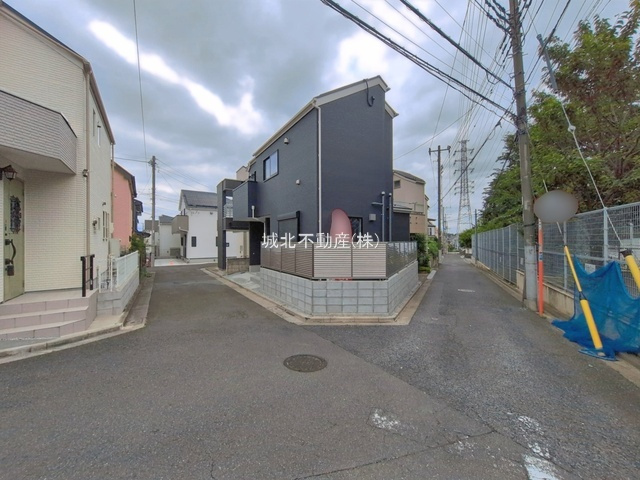 練馬区東大泉7丁目 限定1棟の前面道路含む現地写真|南側約4.0道路に面しており東側もやく4.0通路に面していて角地のような開放感ある立地です