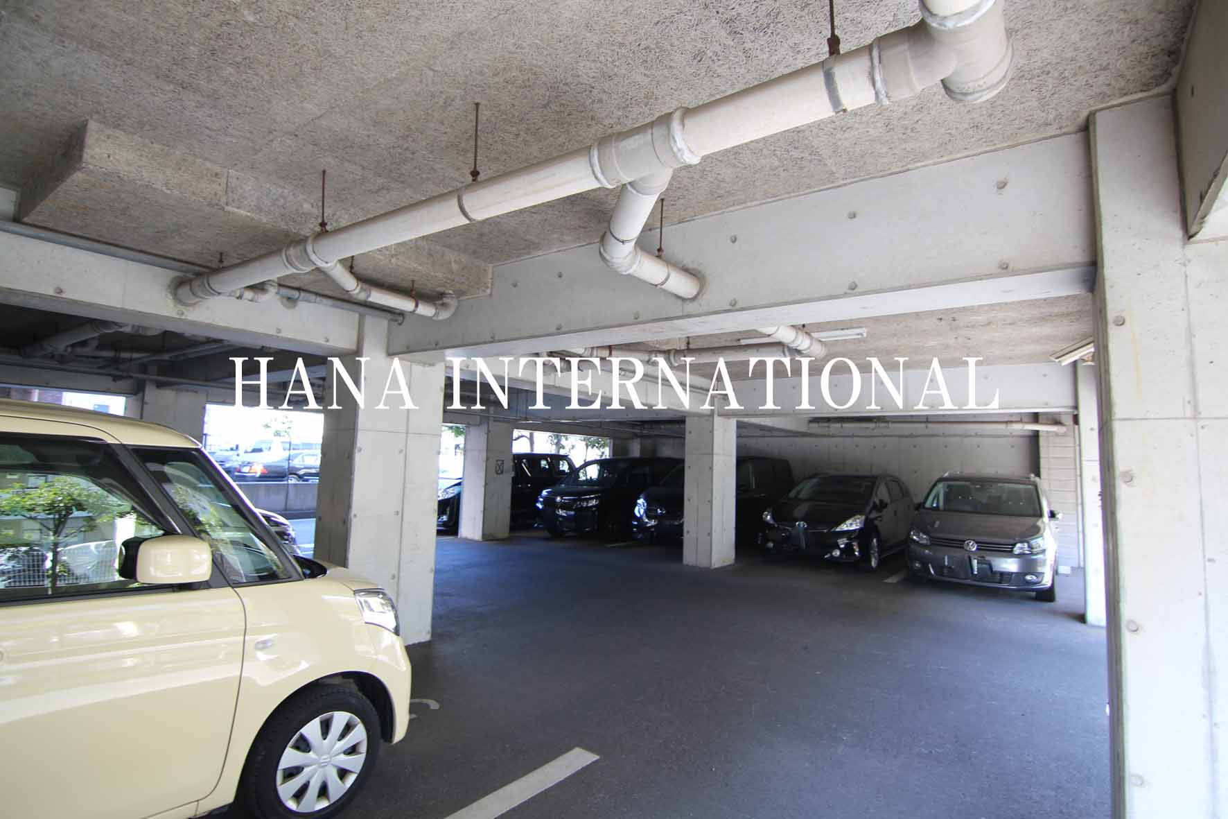 リッシュ・ヴェール　サカエの駐車場