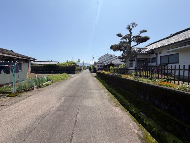 都城市高城町穂満坊の中古一戸建の前面道路含む現地写真