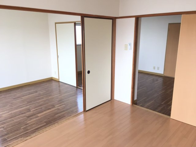プラージュ宝町の居間・リビング