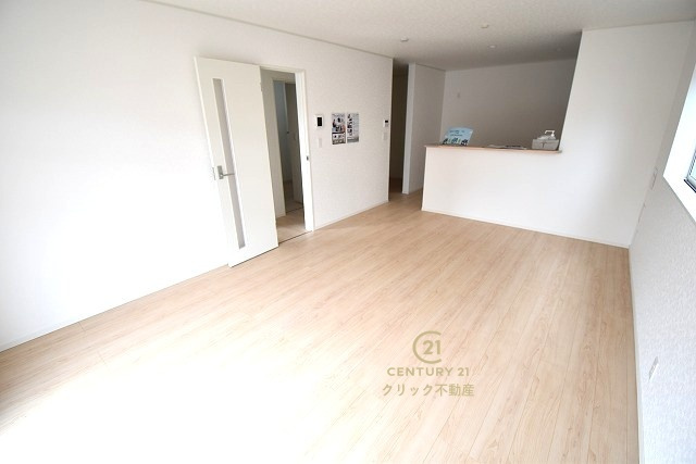 Cradlegarden　 日立市川尻町　第7　1の居間・リビング|カーテンやラグの色、質感、選ぶ家具などでお部屋の雰囲気が変わります。お好みのインテリアを楽しみましょう♪白を基調とした内装ですので、あらゆるスタイルが馴染みます。