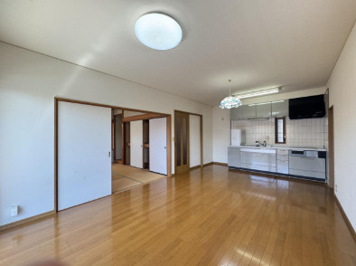 【高台×庭付き】高知市福井町　中古一戸建ての居間・リビング|隣接する和室を開放すれば、さらに広大な空間に♪