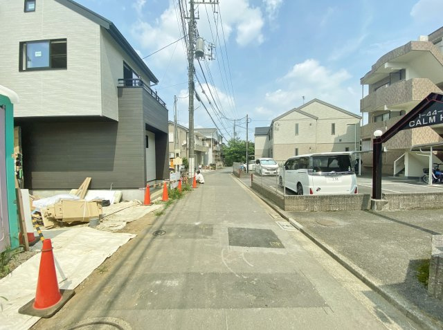 板橋区西台1丁目 全2棟 B号棟の前面道路含む現地写真|南側約4.0ｍ公道に面し陽当り良好♪♪
高台に位置し陽当り・眺望も良好♪♪
穏やかで暮らしやすい閑静な住宅地エリアです
是非現地にて実際にご見学ください♪♪