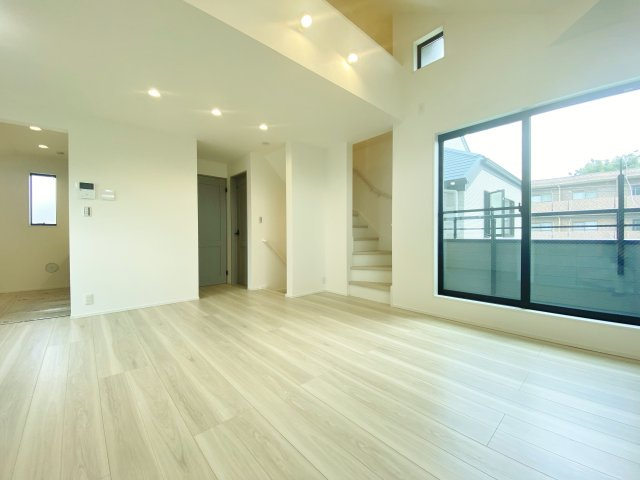 板橋区西台1丁目 全2棟 B号棟の居間・リビング|壁面にはアクセントクロスを施しお洒落に演出
足元から暖かい床暖房を標準装備しご家族皆様でゆったりとお寛ぎいただけます