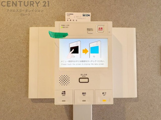 訪問者が来たときにテレビ画面で確認できるため、安心してドアを開けられます。録画機能があるものもあり、留守中に来訪者を記録しておくことができます。利便性が高く、セキュリティ面でも安心です。
