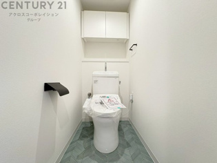 温水洗浄便座付トイレは温水洗浄機能により、暖かい水でおしりを洗浄することができ、冷たい水を使う従来の便座に比べ、温水洗浄機能で暖かいトイレを提供し、快適な使用を可能にします。
