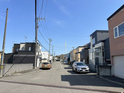 【前面道路含む現地写真】 | 小樽市星野町 車庫付き一戸建 | 周辺は緑豊かで潤いある住環境♪公園もすぐ近くにあります♪