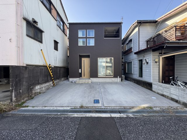 【築浅でキレイ】高知市北竹島町　中古一戸建ての外観|スタイリッシュな外観が目を引くデザイン住宅☆駐車スペースゆったり確保！来客時も安心