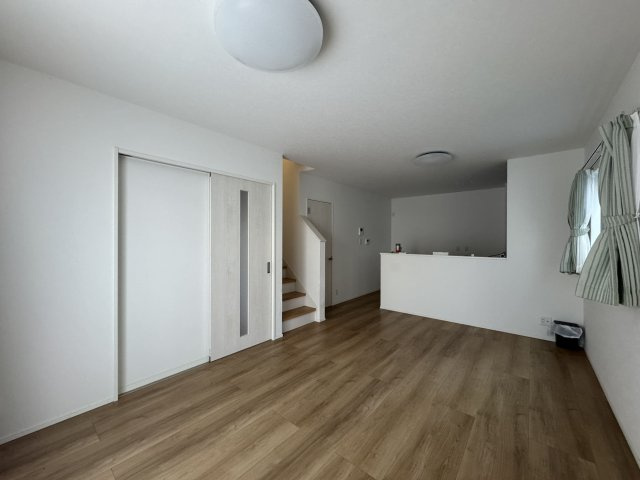 【築浅でキレイ】高知市北竹島町　中古一戸建ての居間・リビング|開放感のある広々リビングでゆったり生活