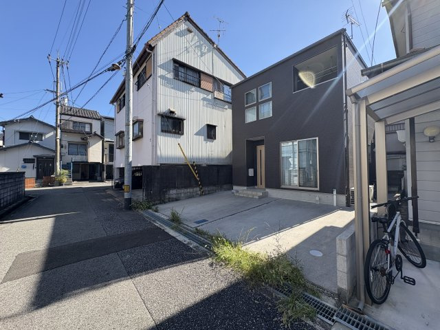 【築浅でキレイ】高知市北竹島町　中古一戸建ての外観|前面道路も広く、車の出入りがしやすい立地