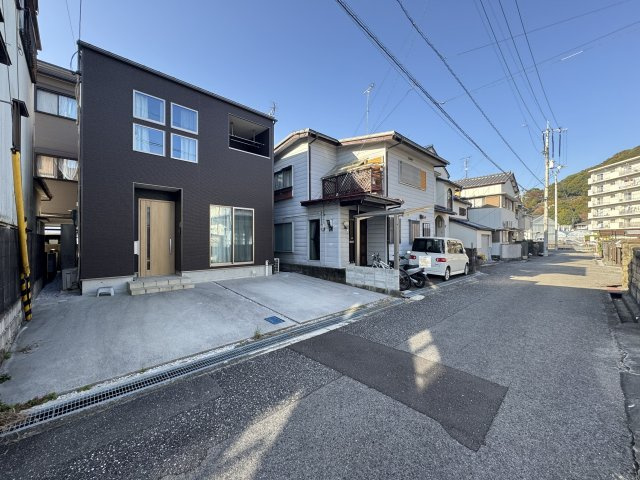 【築浅でキレイ】高知市北竹島町　中古一戸建ての前面道路含む現地写真|駐車しやすい敷地です☆