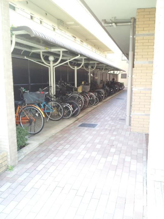 マンションには屋根付き駐輪場を完備♪通勤・通学やお買い物に自転車が便利で、雨の日も安心して利用できます♪