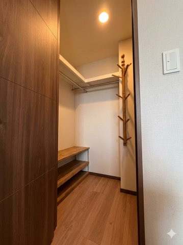 クレヴィアタワー目黒不動前の収納|洋室にある、大容量のウォークインクローゼット。
お持ちのお洋服の収納も安心です。