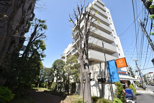 【現況写真】 | 下馬パークハウス | 前面道路と外観の様子です。　～即日のご見学可能～　お問合せはお気軽にどうぞ。
