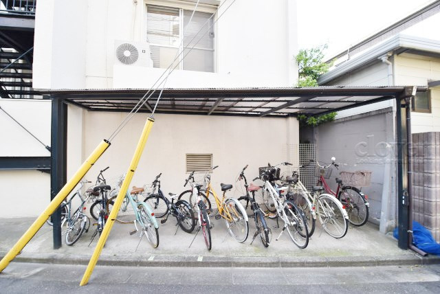 【駐輪場】 | 下馬パークハウス | 自転車置き場。マンションの共用部にあたります。空きの有無や駐輪料金、各戸の台数制限などについては、改めてお問い合わせください。～即日のご見学可能～　お問合せはお気軽にどうぞ。
