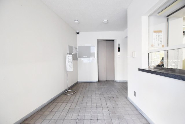 【ロビー】 | 下馬パークハウス | マンションの建物内に入って最初に目にする空間が、このエントランスホールです。それほど広くはありませんが、しっかりと清潔感が保たれています。～即日のご見学可能～　お問合せはお気軽にどうぞ。
