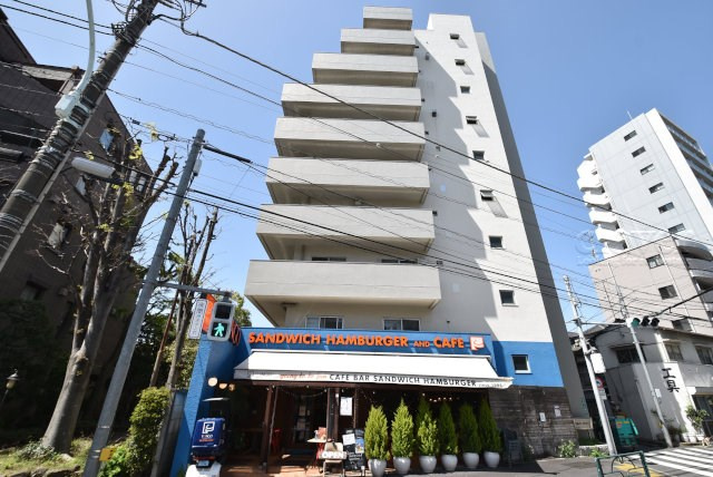 【外観】 | 下馬パークハウス | 手入れの行き届いた外壁やエントランスなど、「見ればわかる」レベルで清潔感を保ったマンションです。築年数を感じさせない姿で皆様をお出迎えします。～即日のご見学可能～　お問合せはお気軽にどうぞ。