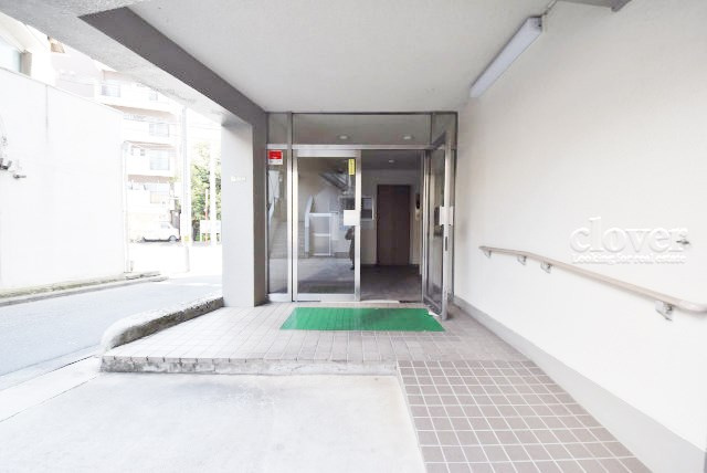 【エントランス】 | 下馬パークハウス | マンションの正面エントランス。出入りする人間を癒してくれるマンション入り口であり、その建物の「顔」でもあります。～即日のご見学可能～　お問合せはお気軽にどうぞ。
