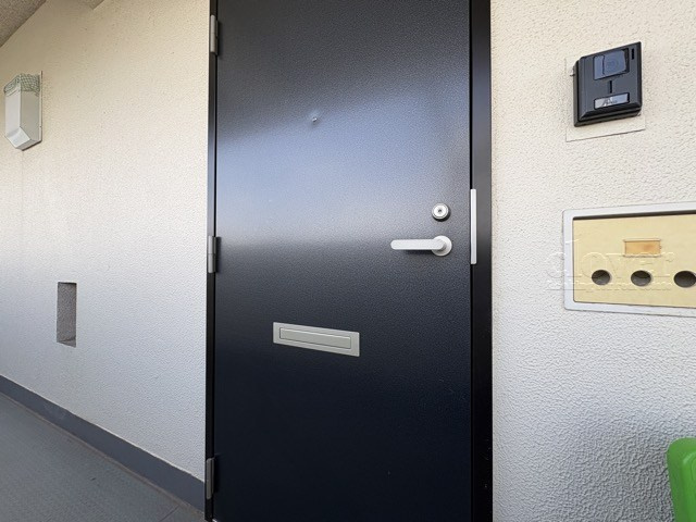 【その他共用部分】 | 下馬パークハウス | 玄関ドアを背に、廊下と室内を望みます。ナチュラル系の色合いを重視した内装のイメージをご確認ください。お部屋の第一印象やイメージを決定づける空間です。～即日のご見学可能～　お問合せはお気軽にどうぞ。