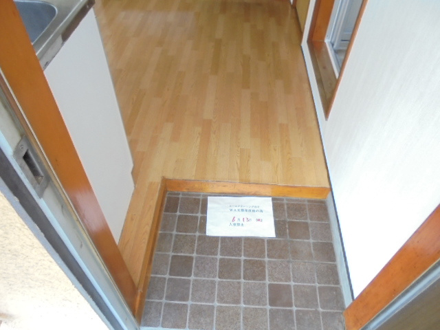 府中市多磨町２丁目のアパートの玄関