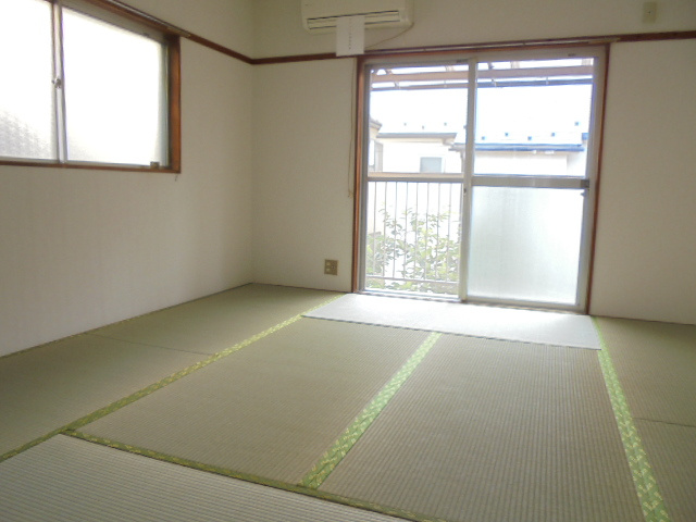 府中市多磨町２丁目のアパートの和室