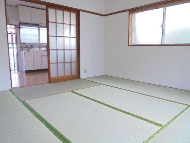 府中市多磨町２丁目のアパートの和室