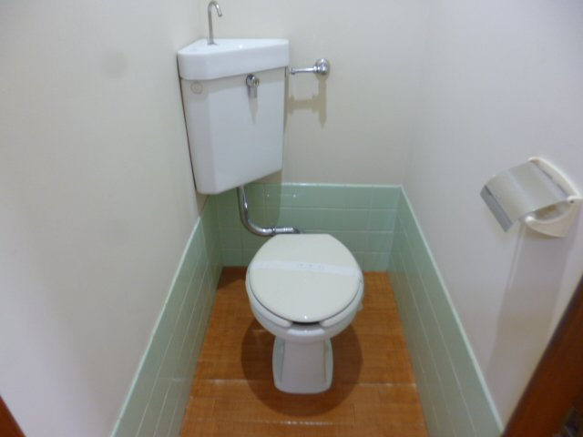 府中市多磨町２丁目のアパートのトイレ