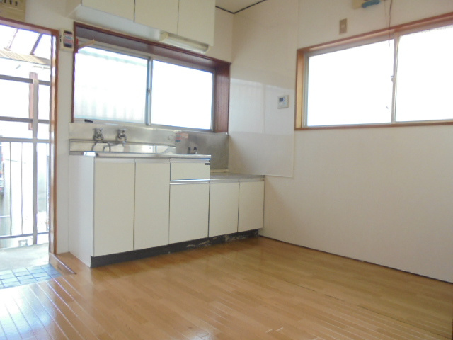 府中市多磨町２丁目のアパートの居間・リビング