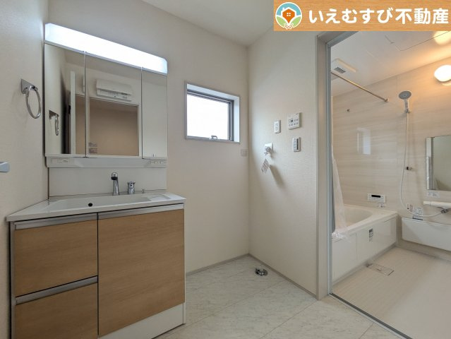 Livele Garden.S　南羽生駅Ⅱの独立洗面台|3面ミラーの後ろは収納スペースを完備
生活感のあるものは隠して収納！ナチュラルな色合いで清潔感と落ち着きのある空間♪