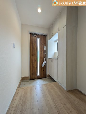 Livele Garden.S　南羽生駅Ⅱの玄関|玄関がいつも片づくシューズクローゼット
たっぷり入る収納設備で玄関がすっきり綺麗に過ごせると快適ですよね♪