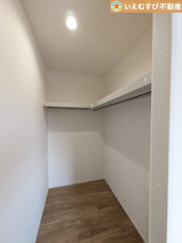 Livele Garden.S　南羽生駅Ⅱの収納|たっぷりの収納力を備えたウォークインクローゼット
たくさん収納できるので季節物やかさばるバッグなども片付きます♪
