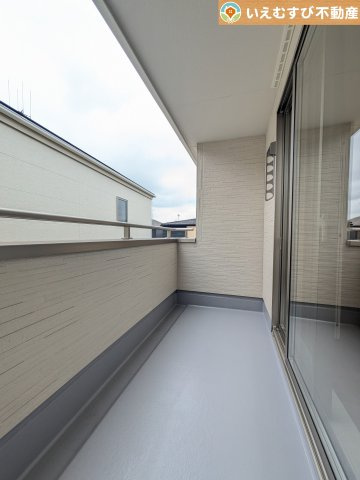 Livele Garden.S　南羽生駅Ⅱのバルコニー|南バルコニーで毎日のお洗濯もラクラク快適
しっかり太陽の光が降り注ぐ南向きなのでお洗濯物が乾きやすい♪