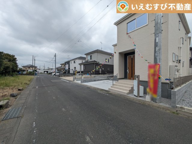 Livele Garden.S　南羽生駅Ⅱの前面道路含む現地写真|安心の広々6ｍ前面道路
6ｍの前面道路はお車の駐車が楽々！すれ違える広さが確保されています♪