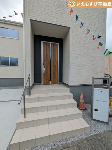 Livele Garden.S　南羽生駅Ⅱのエントランス|落ち着いた色づかいのエントランス
駐車場からアクセスの良いエントランス。雨の日や荷物が多くても安心の動線♪