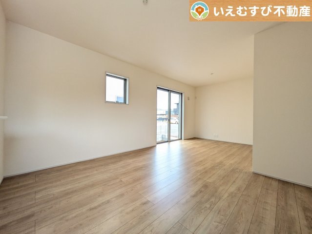 Livele Garden.S　南羽生駅Ⅱの居間・リビング|ご家族みんながゆったりくつろげるリビング
ゆとりの空間でくつろいだり遊んだり、家族の時間が楽しみですね♪