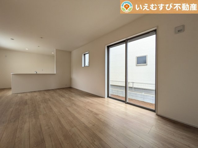 Livele Garden.S　南羽生駅Ⅱの居間・リビング|開放感と家族との距離感にこだわったＬＤＫ
採光たっぷりのリビングで休日には家族みんなでくつろげそうですね♪