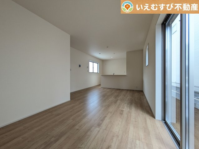 Livele Garden.S　南羽生駅Ⅱの居間・リビング|ナチュラルな色合いで落ち着いた印象のリビングダイニング
ぬくもりのあるナチュラルな空間。グリーンを飾っても相性が良さそうですね♪