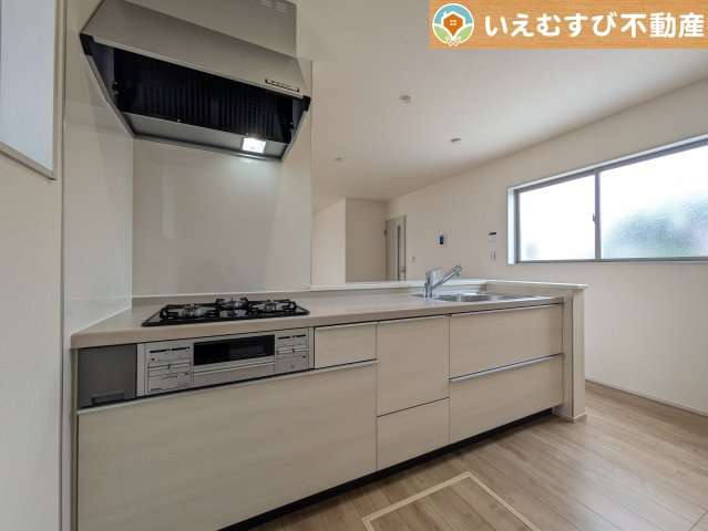 Livele Garden.S　南羽生駅Ⅱのキッチン|機能性収納性に溢れるキッチン
収納もたっぷり付いていてすっきり片付く！毎日楽しくお料理が出来そうです！
