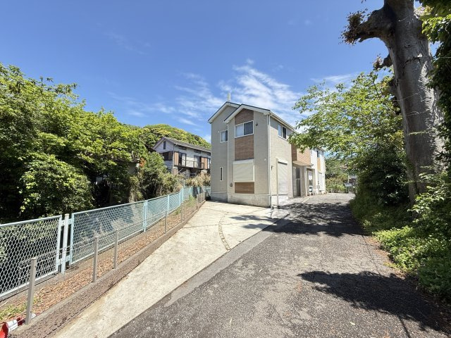 自然溢れる住環境　リバーサイドの前面道路含む現地写真|前面道路
