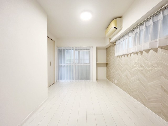 【寝室】 | メゾン白金 | 側面にはアクセントクロスを施しており、引き締まった印象を受けます。ベッドやデスクや収納棚を、どうやって配置するかワクワクします。～即日のご見学可能～　お問合せはお気軽にどうぞ。